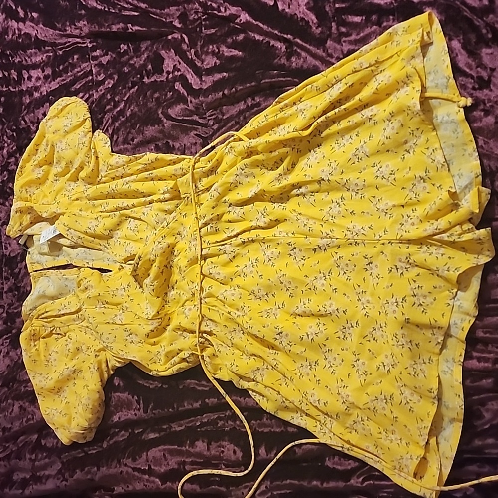 Junior American Eagle shorts romper Medium yellow